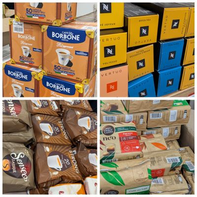plusieurs photos de boîtes de café et de sachets de café dans un magasin