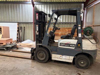 Un chariot élévateur ERGOS LIGHT LINE 25G de 2009 à gaz SANS CLE.