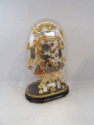 un dôme de verre avec une horloge à l'intérieur sur une table