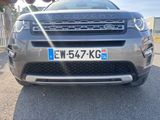 une voiture garée sur le côté de la route