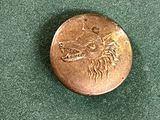 une pièce sur laquelle est représenté un dragon