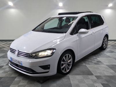 La Volkswagen Touran blanche est garée dans une grande pièce