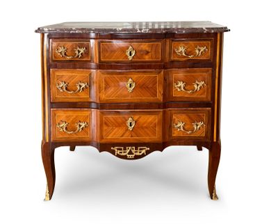 une image d'une commode avec un plateau en marbre