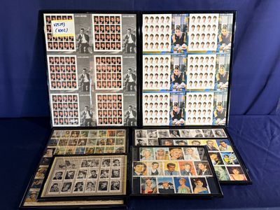 de nombreux timbres exposés sur une table bleue