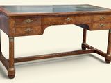 un bureau en bois avec un plateau en verre, sur fond blanc