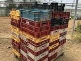 une grande pile de caisses dans une serre, recouverte d'une bâche