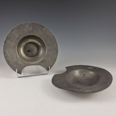 LOT DE DEUX PLATS A BARBE en étain : un circulaire avec l’ai…