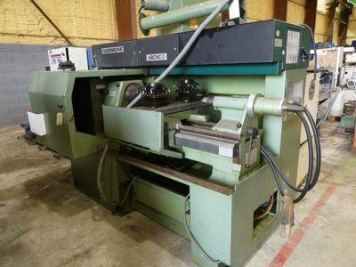 une machine qui se trouve à l'intérieur d'un bâtiment