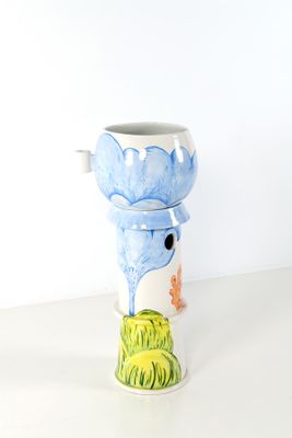 des toilettes bleues et blanches posées sur une table blanche