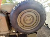 un gros pneu à l'arrière d'un véhicule militaire