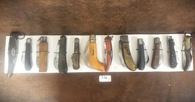 de nombreux types de couteaux exposés dans une vitrine