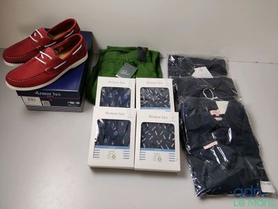 Plusieurs paires de chaussures pour homme sont posées sur une table