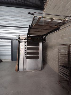 une image représentant un garage avec une porte et des étagères