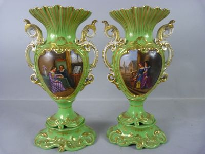 une paire de vases verts et dorés ornés de portraits