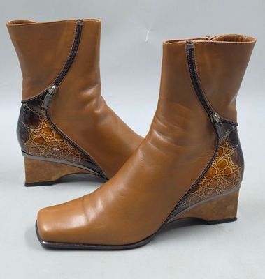 bottines en cuir marron avec des fermetures éclair sur le devant et sur le côté