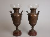 paire d'urnes anciennes en bronze, avec des vases en verre posés sur des socles en bois