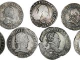 six types différents de pièces d'argent sur fond blanc