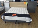 un lit placé au milieu d'une pièce