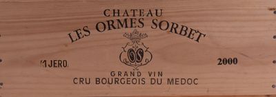 une boîte en bois sur laquelle est apposée une étiquette portant l'inscription « Château Les Crèmes Gordet »