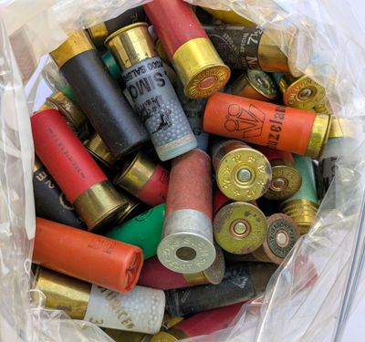 un sac en plastique contenant différents types de cartouches de fusil de chasse