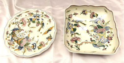 deux assiettes sur lesquelles sont représentés des oiseaux