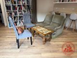 deux chaises et une table dans une pièce équipée de bibliothèques