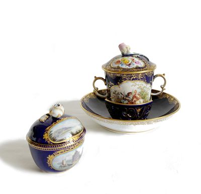 une petite tasse posée sur une soucoupe