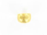 gros plan d'une bague en or sur fond blanc