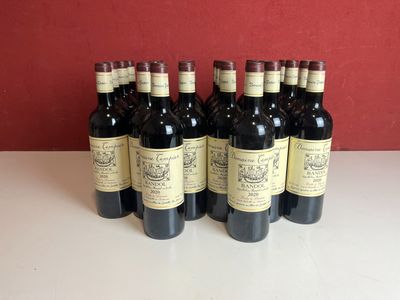six bouteilles de vin sont alignées sur une table