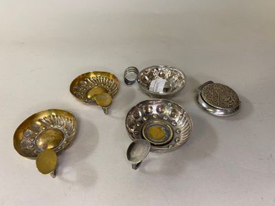 Un TASTE-VIN en argent 800 °/°° à décor au repoussé et gravé…