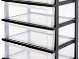 un gros plan d'un chariot de rangement à trois niveaux doté de tiroirs transparents