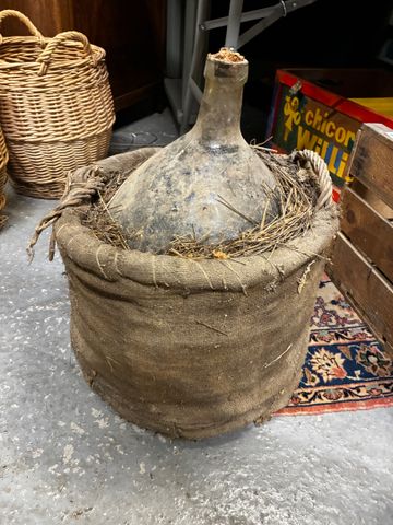 Dame jeanne recouverte d’osier, paille et toile de jute