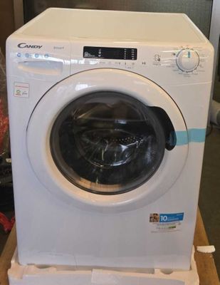 une machine à laver posée sur une table