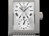 gros plan d'une montre sur fond noir