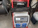 une petite machine posée sur le sol