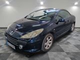 la photo d'une voiture bleue garée dans un garage