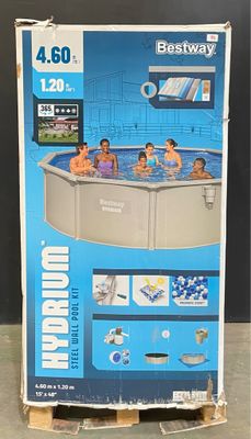 une image représentant une boîte sur laquelle figure une photo d'un groupe de personnes dans une piscine