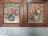 deux tableaux représentant des fleurs dans un vase, accrochés au mur