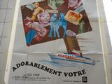 une grande affiche accrochée au mur de toilettes publiques