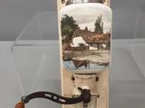 un bocal en verre dans lequel se trouve l'image d'une maison