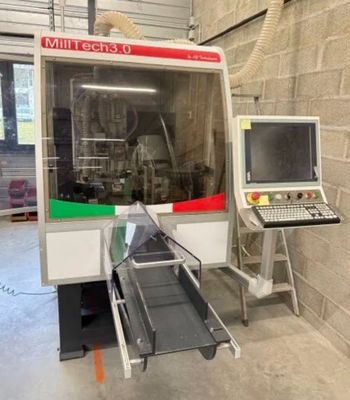 une machine qui se trouve à l'intérieur d'un bâtiment