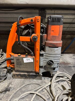 une machine orange posée par terre