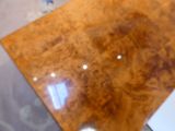 un gros plan d'une table sur laquelle est posé un ordinateur portable