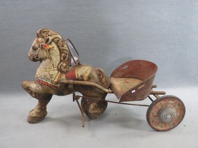 un cheval en bois tirant une charrette munie d'un siège en bois