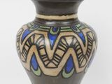 un vase orné d'un motif posé sur une table
