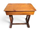 une petite table en bois avec un plateau en bois sur fond blanc