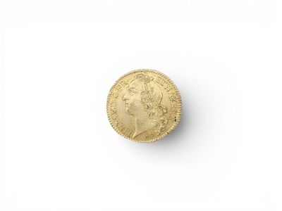 gros plan d'une pièce d'or sur une surface blanche