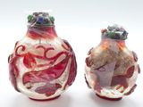 deux vases en verre ornés de motifs rouges et blancs