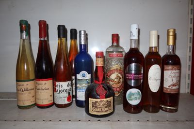 de nombreuses bouteilles de vin posées les unes à côté des autres sur une étagère