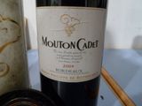 une bouteille de vin posée sur une table à côté d'une bouteille de vin